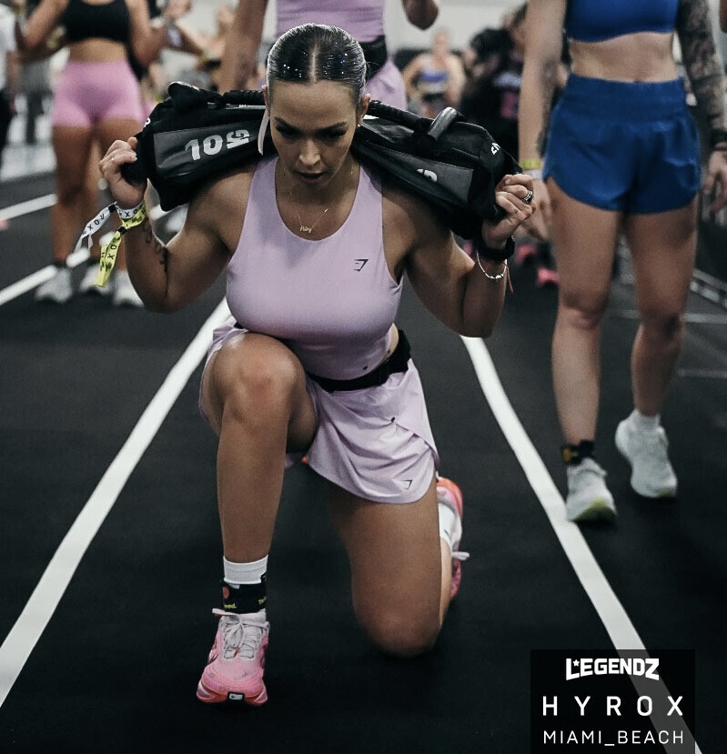 Patry con sandbag — Hyrox Miami Beach